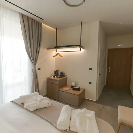 Theros Boutique Lägenhetshotell 4*