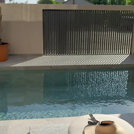 Theros Boutique Lägenhetshotell 4*