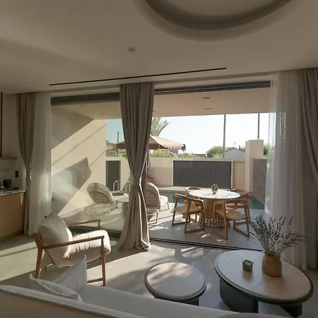 Theros Boutique Lägenhetshotell 4*