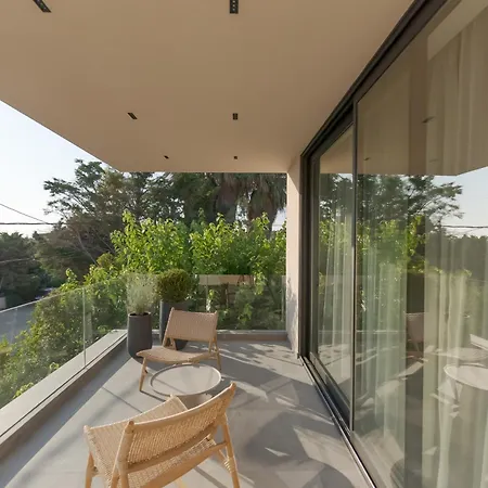 Theros Boutique كوروتا