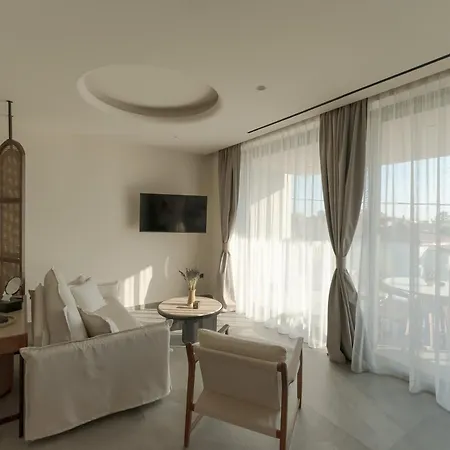 Lägenhetshotell Theros Boutique 4*