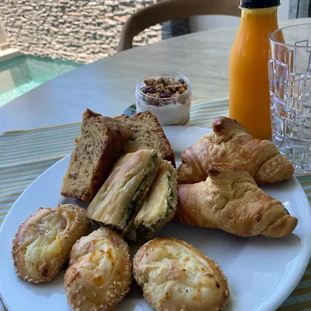 Theros Boutique كوروتا