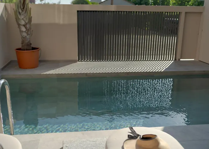 Theros Boutique Lejlighedshotel 4*